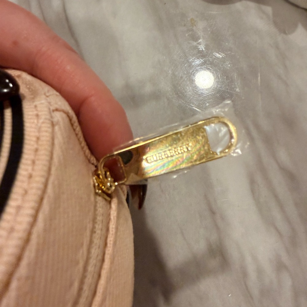 Burberry GWP Beige Round Key Holder w/ goddess edp - Picture 3 of 8